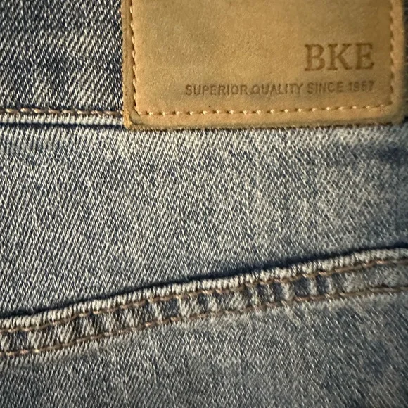 BKE. Distressed Jean shorts - Picture 4 of 6
